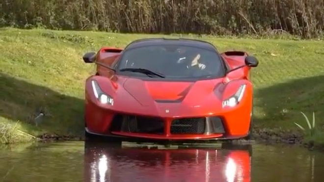 Myslíte si, že Ferrari LaFerrari zvládne jezdit i vodou? Nebo dokonce po vodě?