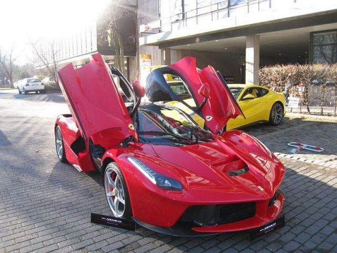 První vyrobené Ferrari LaFerrari je již k mání jako ojetina, za 65 milionů korun