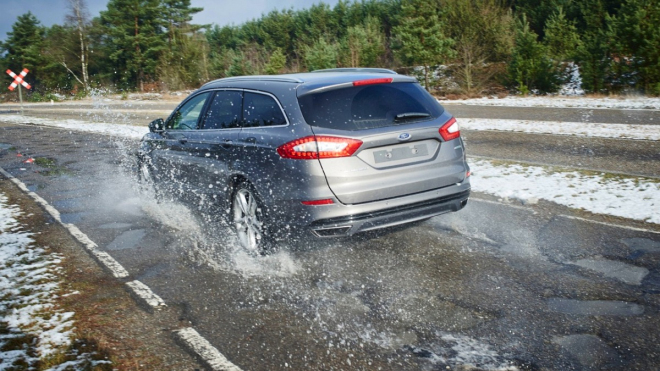 Fordy budou varovat před dírami na silnici. Pustí vás vůbec do ČR?