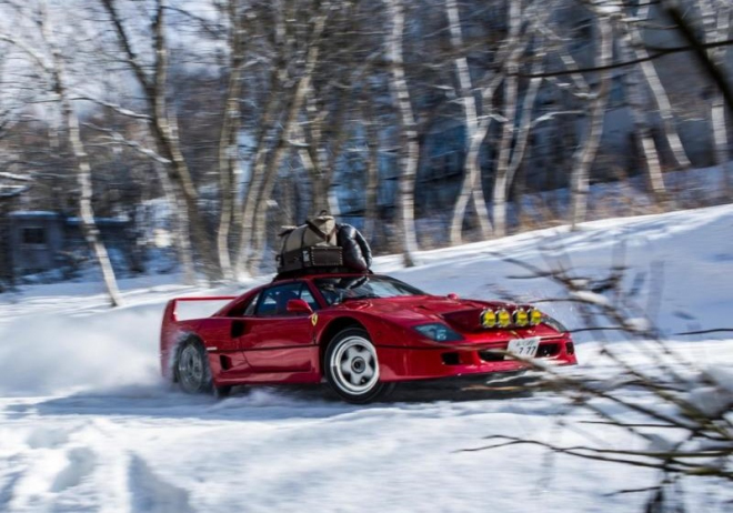 Ferrari F40 řádící na sněhu s řetězy na kolech je výjimečná podívaná (video)