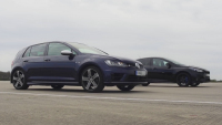 Sprint Focusu RS a Golfu R znovu ukazuje, jak moc RS ztrácí ve vysokých rychlostech (video)