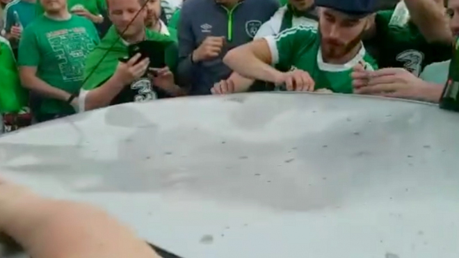 Fotbaloví fanoušci nemusí jen ničit, tito opravili autu střechu (video)