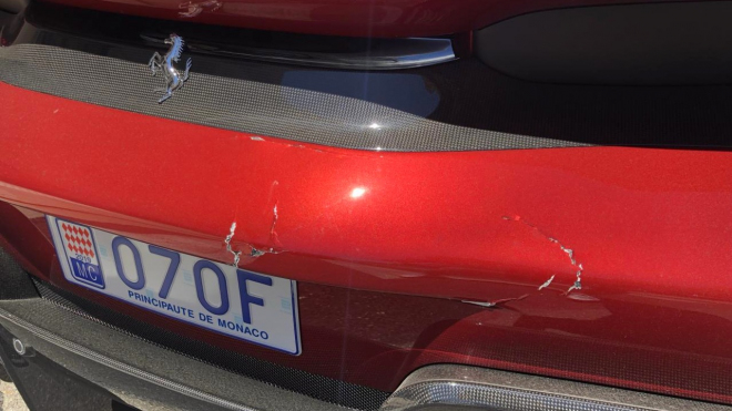 Jezdit si vzácným supersportem po Monaku má i svá úskalí, připomíná toto Ferrari