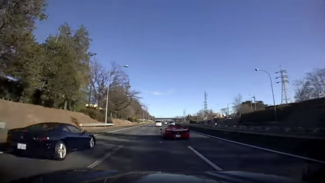 Dva řidiči Ferrari závodili za plného provozu, zpátky domů dojel jen jeden