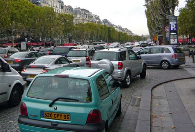 Francie opravdu zakazuje starší auta, ta do roku 1997 nebudou smět do Paříže