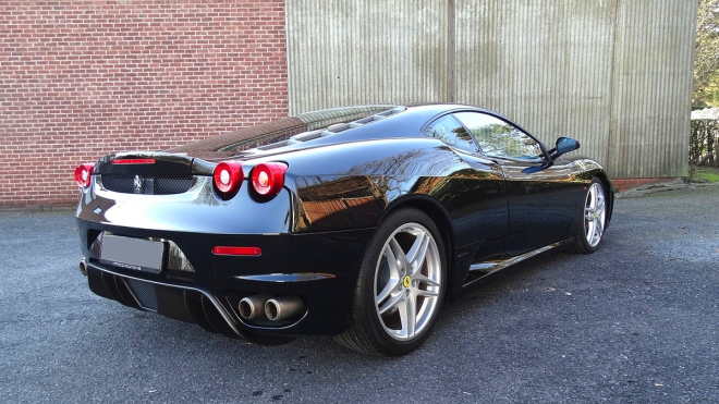 Muž si koupil ojeté Ferrari, aniž by ho viděl. Prodávající mu teď musí dát 12 milionů