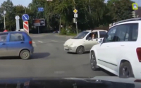 Až někomu na silnici ukážete prostředníček, buďte si jisti, že víte, kam jedete (video)