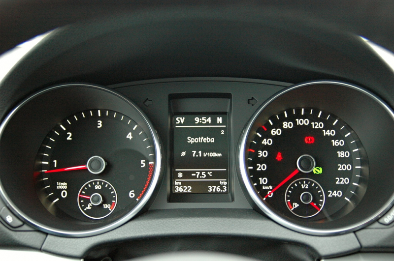 Test Volkswagen Golf VI 2,0 TDI DSG: dieselový sportovec - 15 - golf6_tdi_dsg_2009_12
