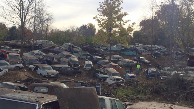 Podívejte se, jak se rozebírá hřbitov aut, 1 000 starých strojů mizí před očima