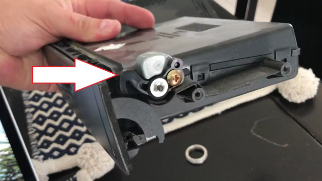 Tahle věc ze staré Hondy ukazuje, kolik chytrých řešení auta potichu skrývají