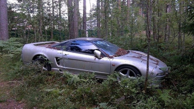 Rus našel v lese léta opuštěnou Hondu NSX. Proč tam zůstala, je záhadou