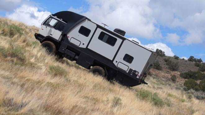Podívejte se do extrémního obytného auta z armádního speciálu. A nečekejte luxus