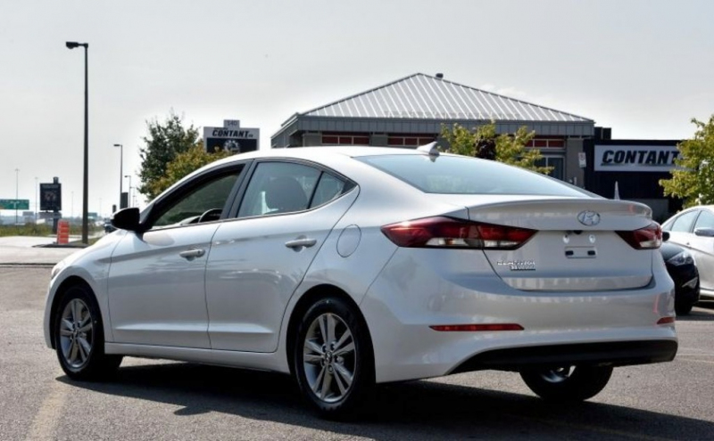 Hyundai_Elantra_2018_stribrna_05_800_600
