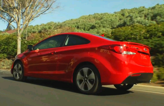 Hyundai Elantra Coupe 2012: tuplovaná elegance poprvé v akci (video)
