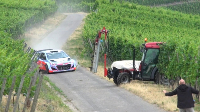 A pak že řidič traktoru nemůže mít reakce pilota WRC (video)