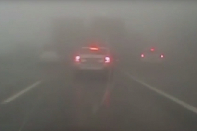 Video z nitra nehody 70 aut na dálnici připomíná, proč dávat v mlze pořádný pozor