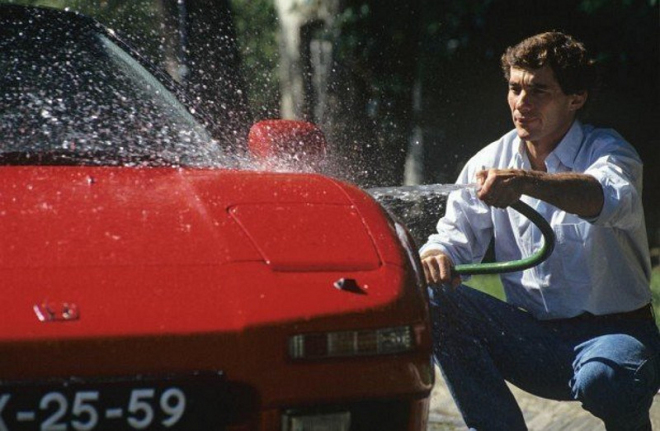 Řiďte jako Ayrton Senna, jeho Honda NSX z roku 1992 je k mání na eBay