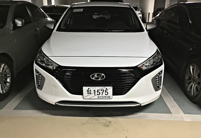 Hyundai Ioniq nafoceno do detailu, srovnejte si ho s Priusem