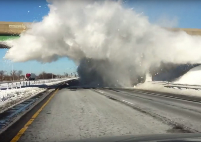 Řidič kamionu ukázal světu, jak efektně odklidit sníh z návěsu. S pomocí mostu (video)
