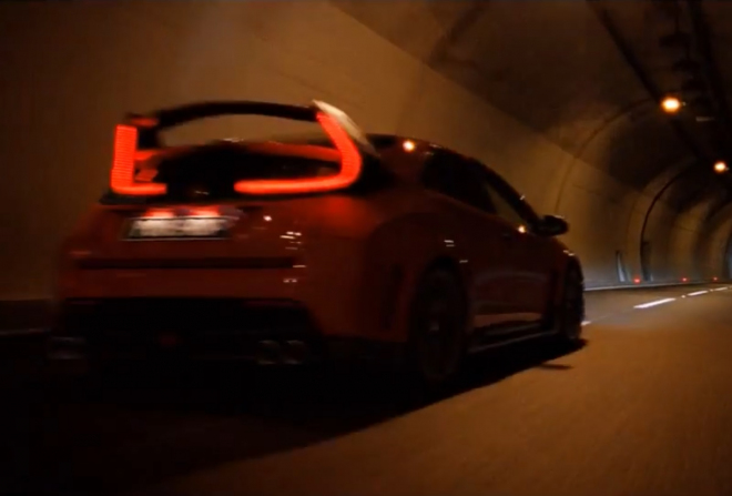 Honda Civic Type-R 2015 se poprvé ukázala v akci, prosvištěla temným tunelem (video)