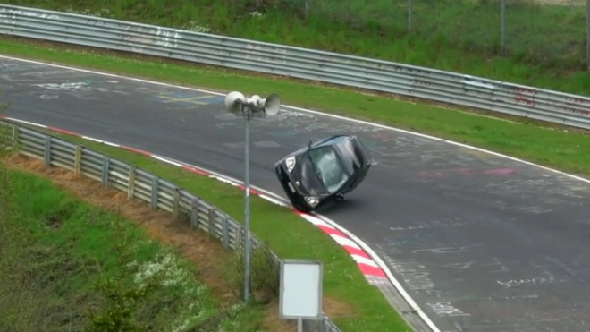 Řidič Hondy Civic Type R poznal výšku nürburských obrubníků, skončil na střeše (video)