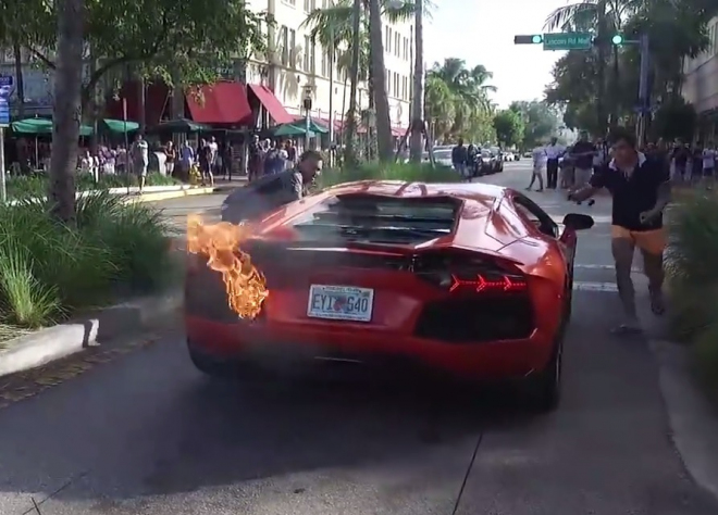 Když parkujete cizí Lamborghini, raději ho moc netúrujte. Může skončit v plamenech (video)