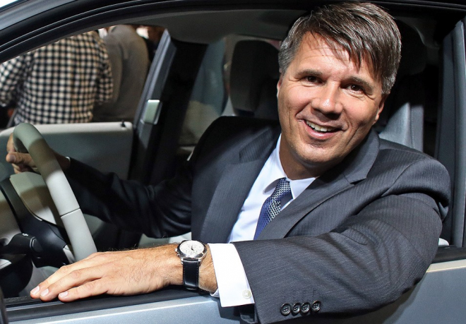 Šéf BMW kárá Teslu, prý auta vyvíjí jak aplikace pro mobily