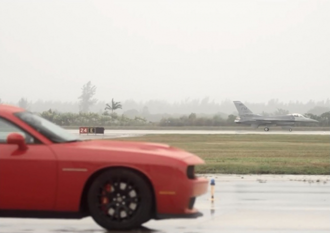 Dodge Challenger SRT Hellcat vs. stíhačka F16: ani 716 koní nestačilo (video)