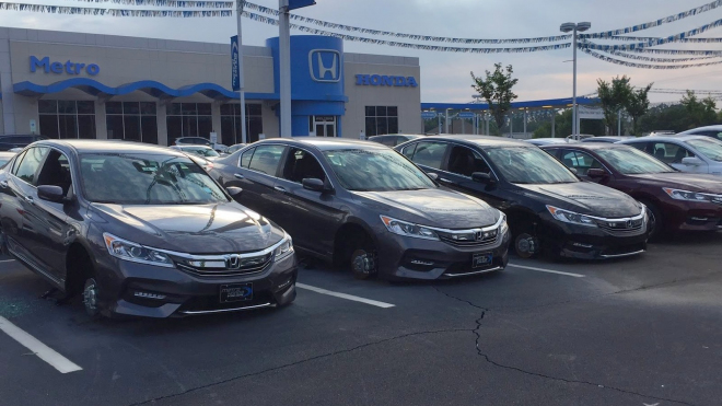 Tohle zbylo z nových Hond po řádění zlodějů přímo u dealera, očesali 30 aut