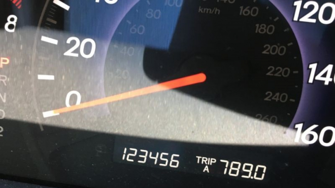 Muž dokázal vyladit přístrojovou desku svého auta k dokonalosti. Vidíte to?