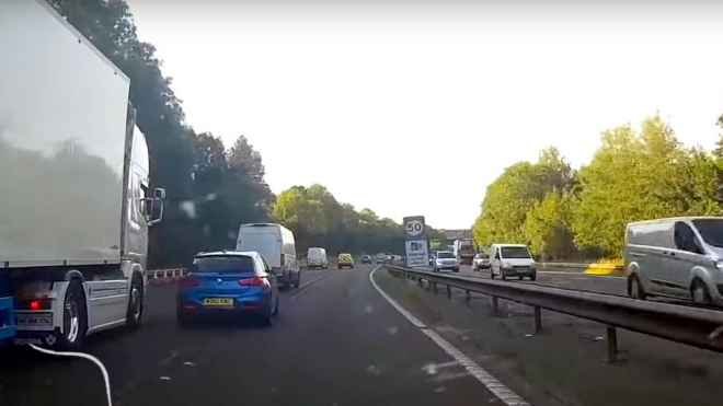 Řidiči kamionu se připletlo do cesty BMW, tvář profesionála ztratil rychle