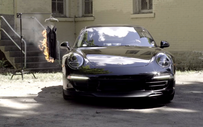 Oko za oko: fanoušci Porsche zapálili dílo oděvní firmy, která zlikvidovala 911 (video)
