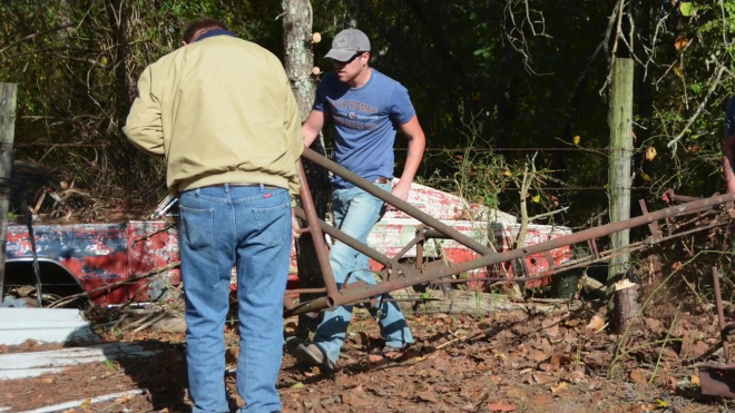 Nadšenci našli v lese zbytky opuštěného závoďáku a dali ho znovu dohromady