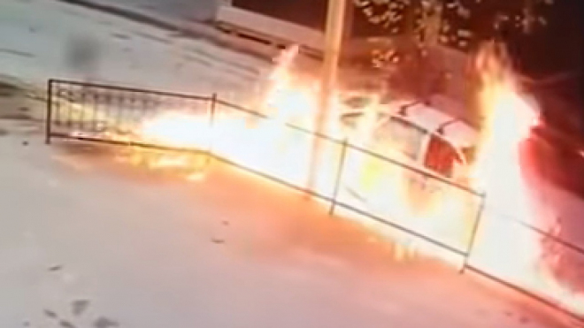 Řidič po banální nehodě ztratil soudnost. Skončilo to požárem v přímém přenosu