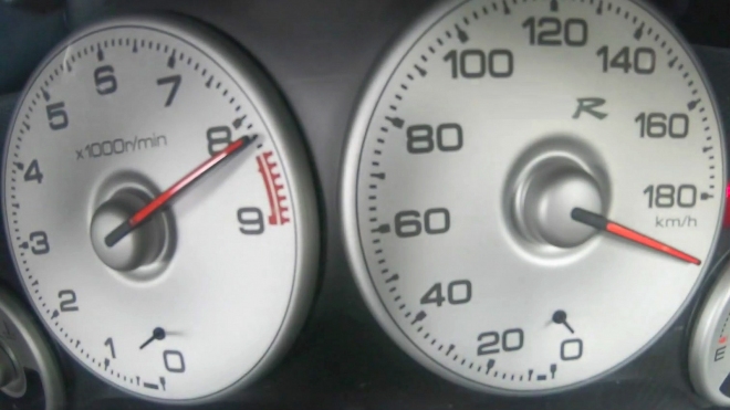 Akceleraci řvoucí atmosféry točící 9 tisíc ot. na Autobahnu vám dnešní auta nepředvedou