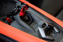 Nové Lamborghini Temerario je ještě víc &bdquo;zmaštěné&rdquo; auto, než se zdálo. Takto hloupě probíhá jeho start, tady někdo bral lekce u Audi