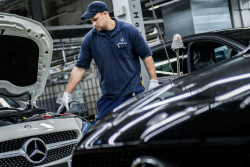 Mercedes hasí požár a zaměstnanci jsou první na ráně. Mají pracovat víc, aniž by dostali halíř, prémie jim odloží o rok, za odměnu dostanou leda padáka
