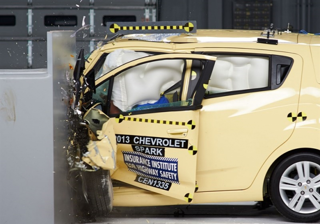 Nové crash testy IIHS s velkým odsazením odhalily zranitelnost většiny malých aut