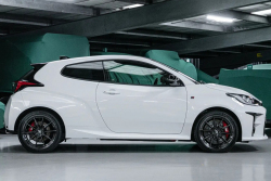 &bdquo;Mr. Bean&rdquo; prodává další auto přímo ze své sbírky. Tohle ani nezbořil a podívejte se na ty skvosty pod plachtami okolo