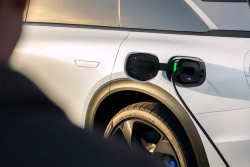 Kolabující firma &bdquo;zrádců Tesly&rdquo; teď vytáhla jako svou spásu auto, které sama Tesla už pro nezájem zařízla