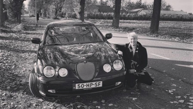 Muž po 16 letech pořídil tutéž fotku s autem snů svého dětství. Ani teď jej nemůže mít