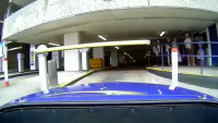 Tento muž vám ukáže levnou cestu, jak už neplatit za parkování v garážích (video)