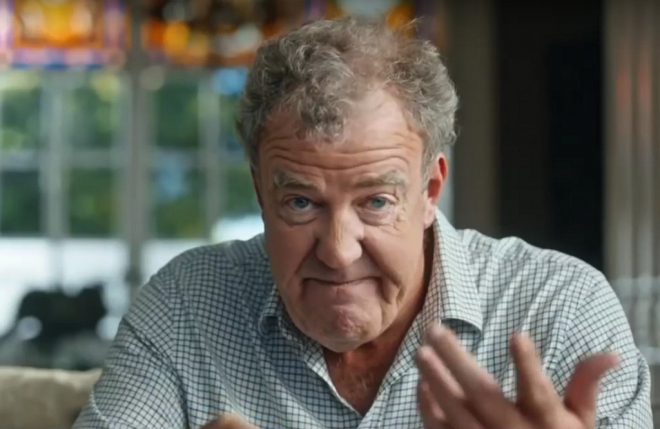 Jeremy Clarkson natočil reklamu na Amazon TV, utahuje si v ní z BBC (video)