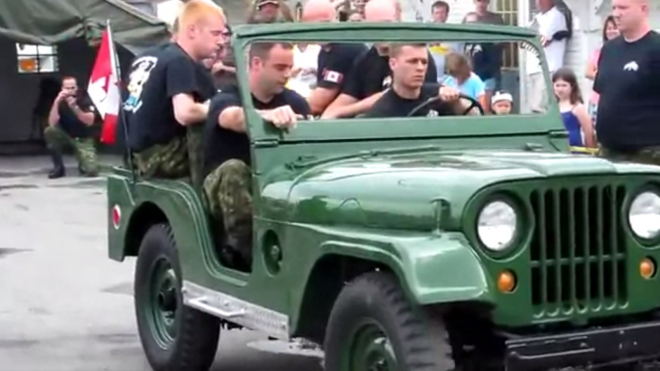 Tihle chlápci za chvíli vyskáčou z auta a za 1 minutu ho rozloží na součástky