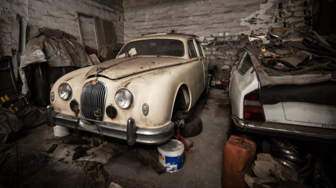 V belgické stodole našli ohromující sbírku opuštěných aut, včetně jedné vzácnosti