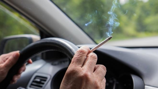 Ojetá auta po kuřácích bývají levné koupě, ale jak je pak zbavit zápachu z cigaret?