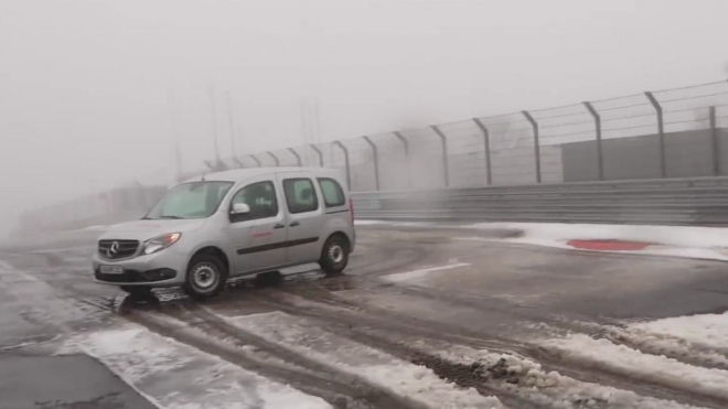 Nadšenci se v zimě dostali na uzavřený Nürburgring. Podívejte se, co tam objevili