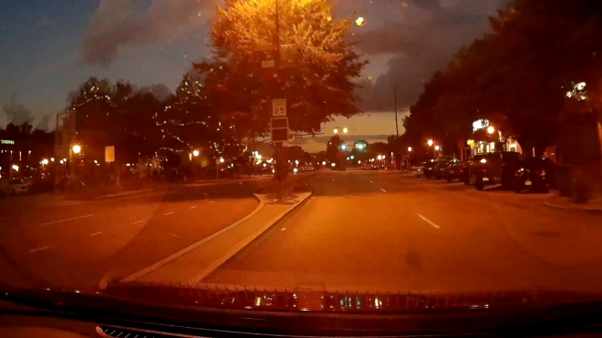 Takto působivé bylo včerejší úplné zatmění Slunce z pohledu řidiče. Kdy bude i u nás?