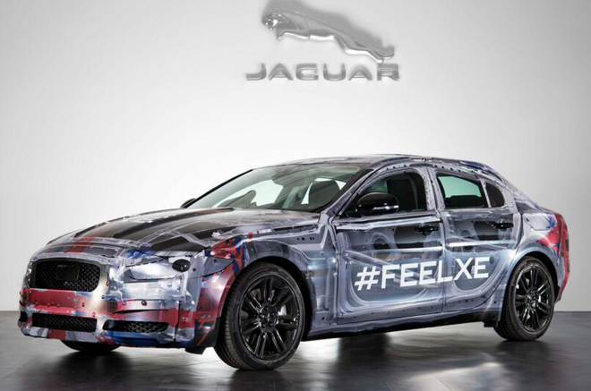 Jaguar XE: nový sedan se ukázal na první fotce, do prodeje dorazí na jaře 2015