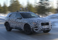 Jaguar F-Pace: SUV natočeno v akci, ani vedle Cee'du nevypadá velké (video)